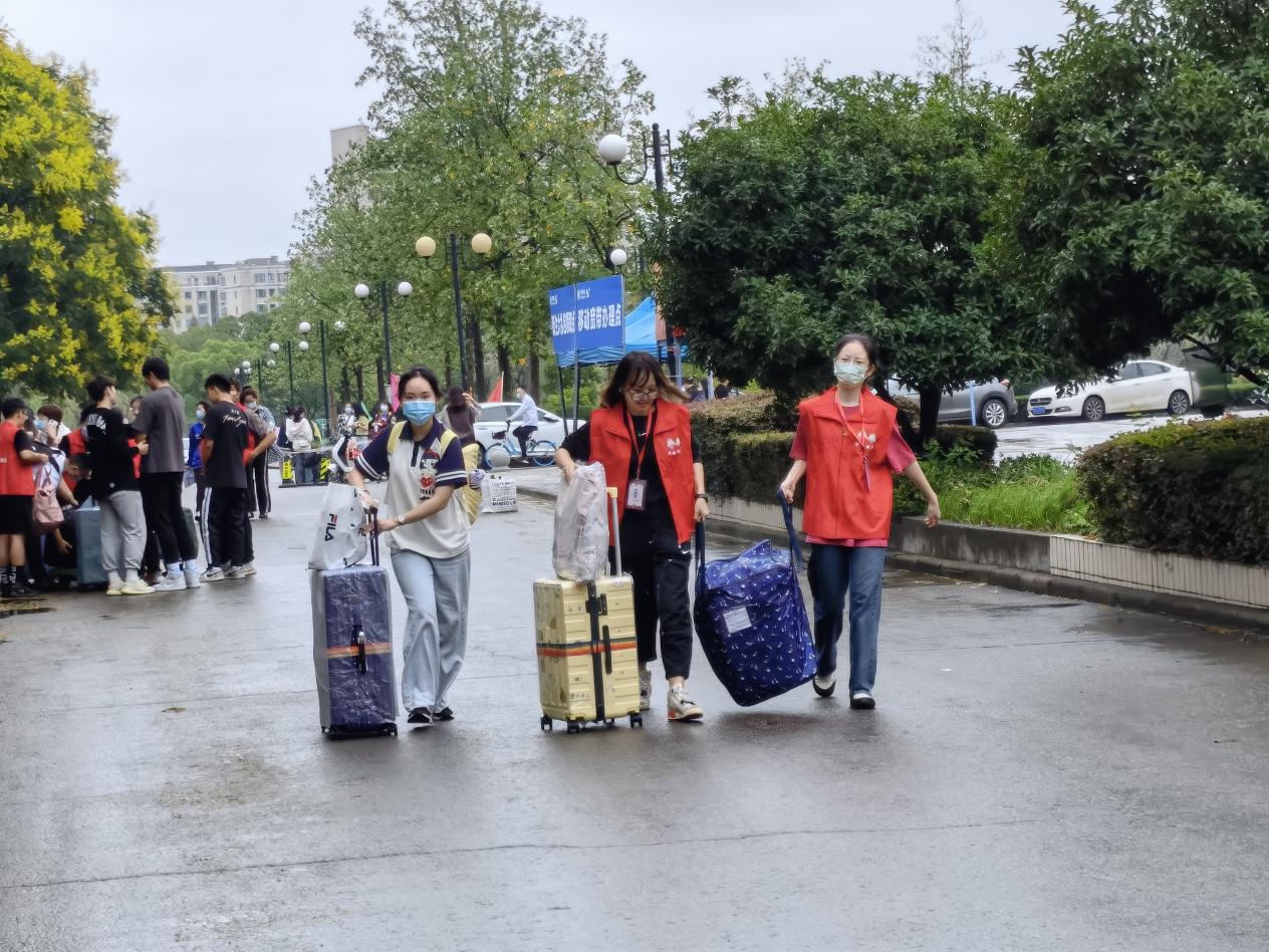 成人动漫
志愿者帮新生搬运行李