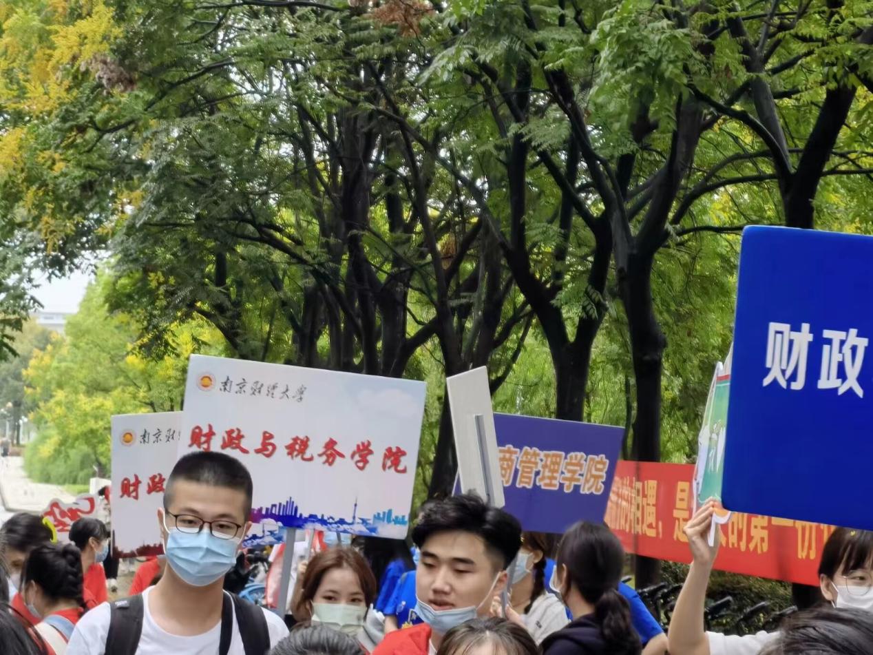 成人动漫
志愿者迎接新生