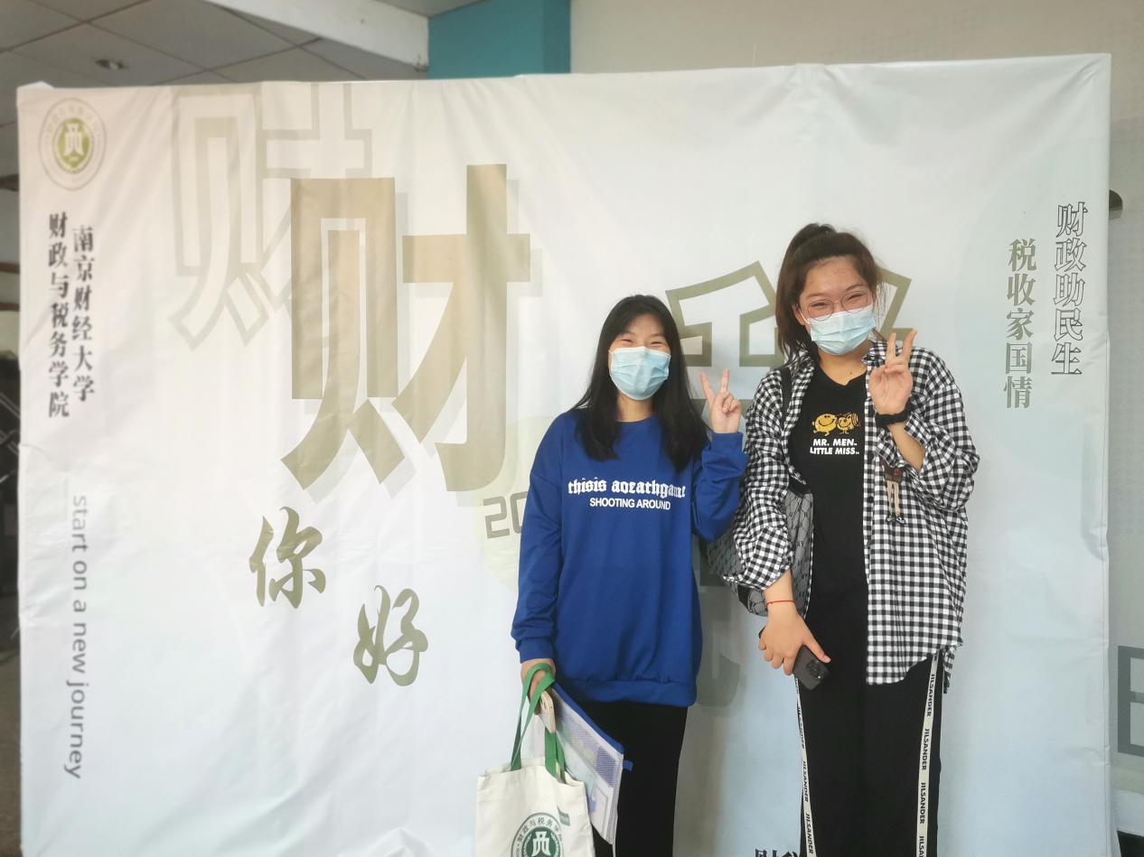 成人动漫
新生拿到礼物后合影