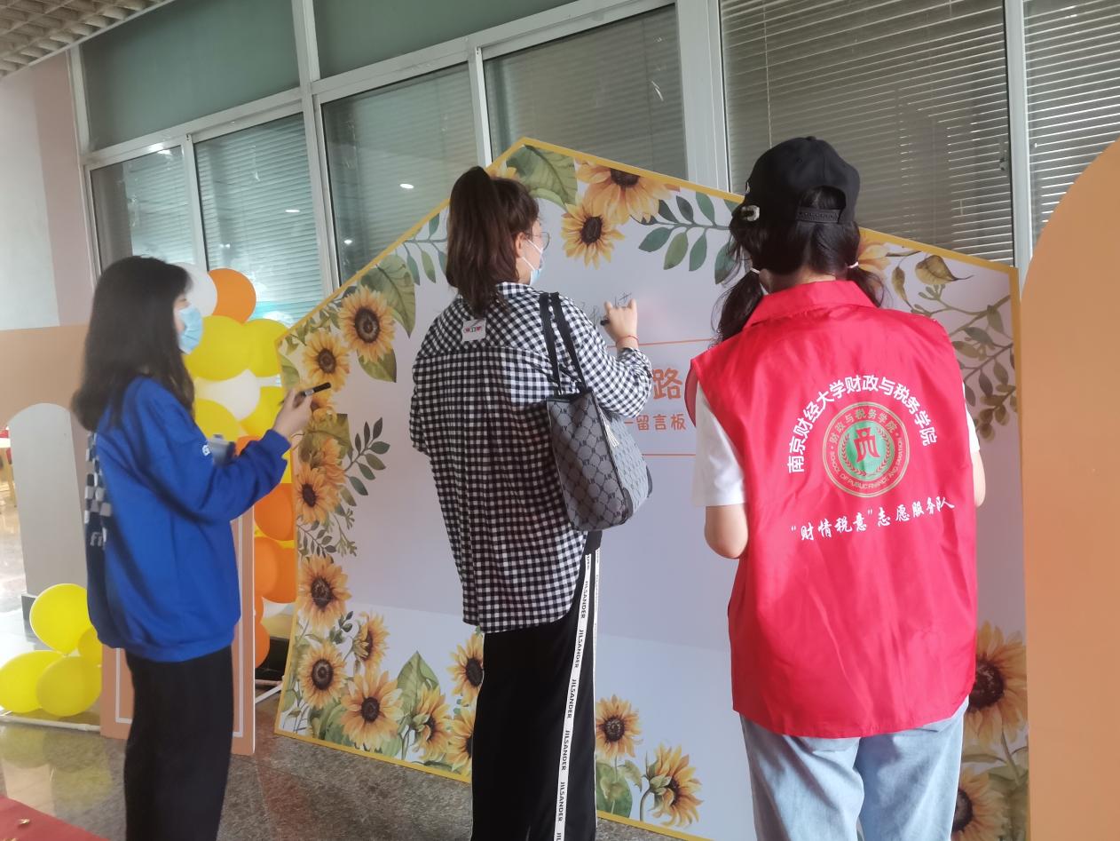 成人动漫
新生在留言板前留言